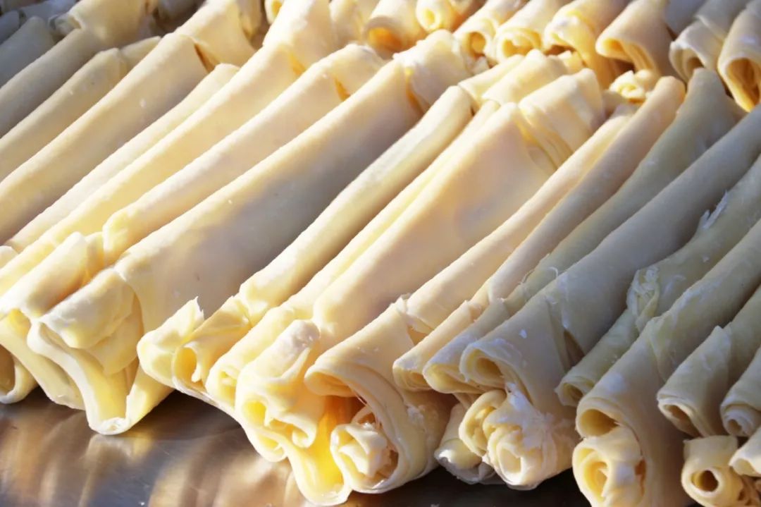 16斤鲜奶只出1斤乳扇,丽江也有自己的乳扇加工厂啦!只有1%的丽江人知道!