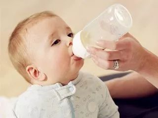母乳不过敏奶粉过敏是怎么回事,宝宝吃奶粉一开始不过敏后来过敏