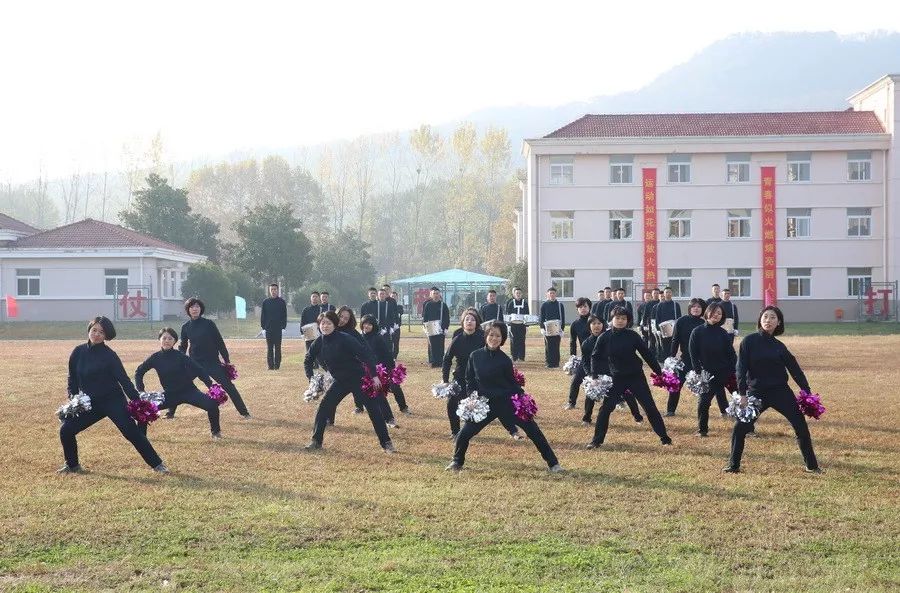 解放军运动会扛着炮跃过障碍,直击军体运动会