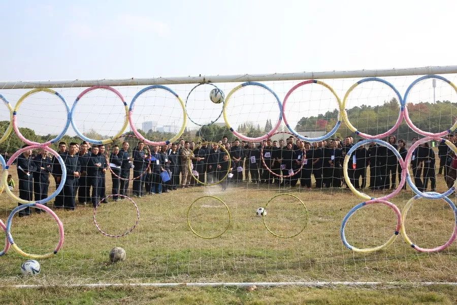 解放军运动会扛着炮跃过障碍,直击军体运动会