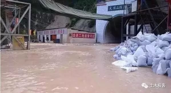 川藏铁路不利自然条件,为什么川藏铁路修建难度大
