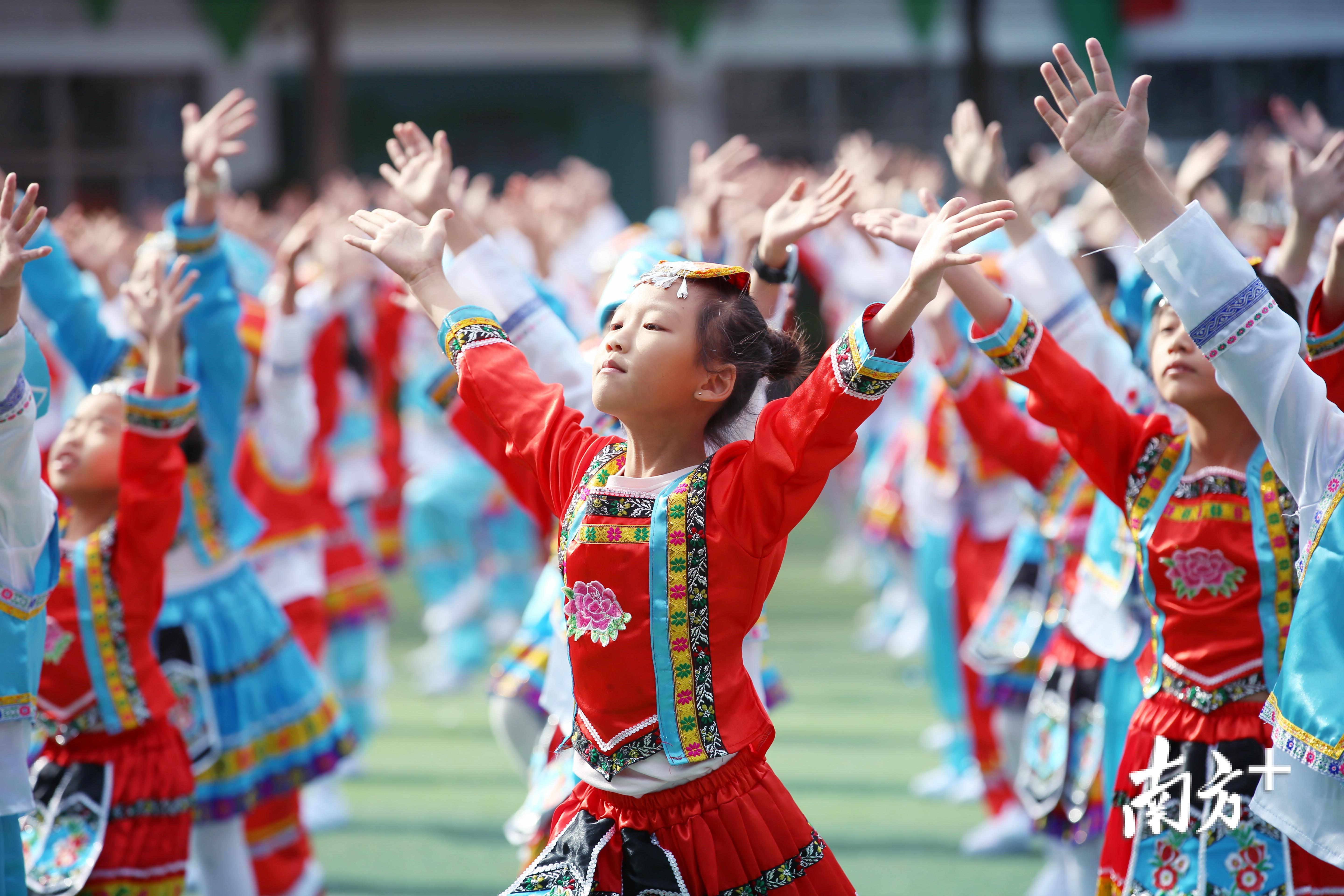 校庆徽标怎么设计?学生说了算!布心小学上演“超暖心”校庆