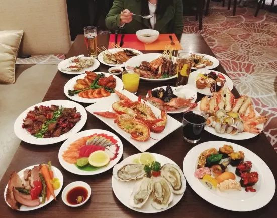 ￥238/位——“爱尔兰生蚝+15种海鲜”畅吃，还送波龙！乐队表演周末哈根达斯！这家希尔顿旗下酒店颠覆吃货想象！