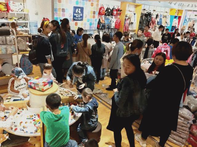 挤爆！1元抢儿童围巾雨伞，童装羽绒服低至2.9折，神木这家店要被搬空了！