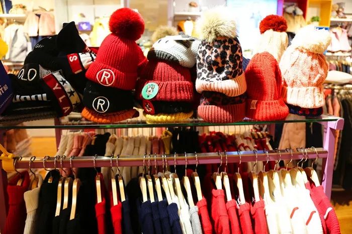 挤爆！1元抢儿童围巾雨伞，童装羽绒服低至2.9折，神木这家店要被搬空了！