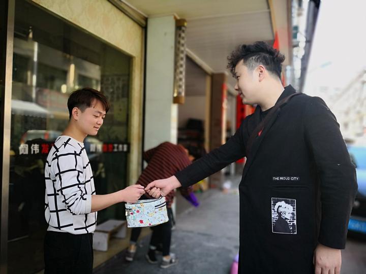 从月入几万的白领到失去经济来源,从年薪百万的行业转行