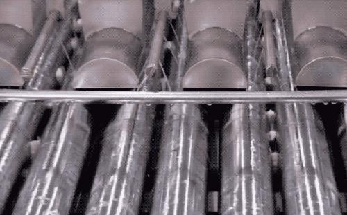 去虾头、开虾背、撕虾壳，剥虾仁的流水线长这样