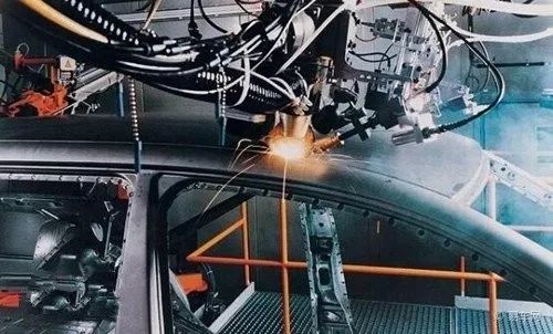 4s店维修后被撞,4s店维修被撞坏