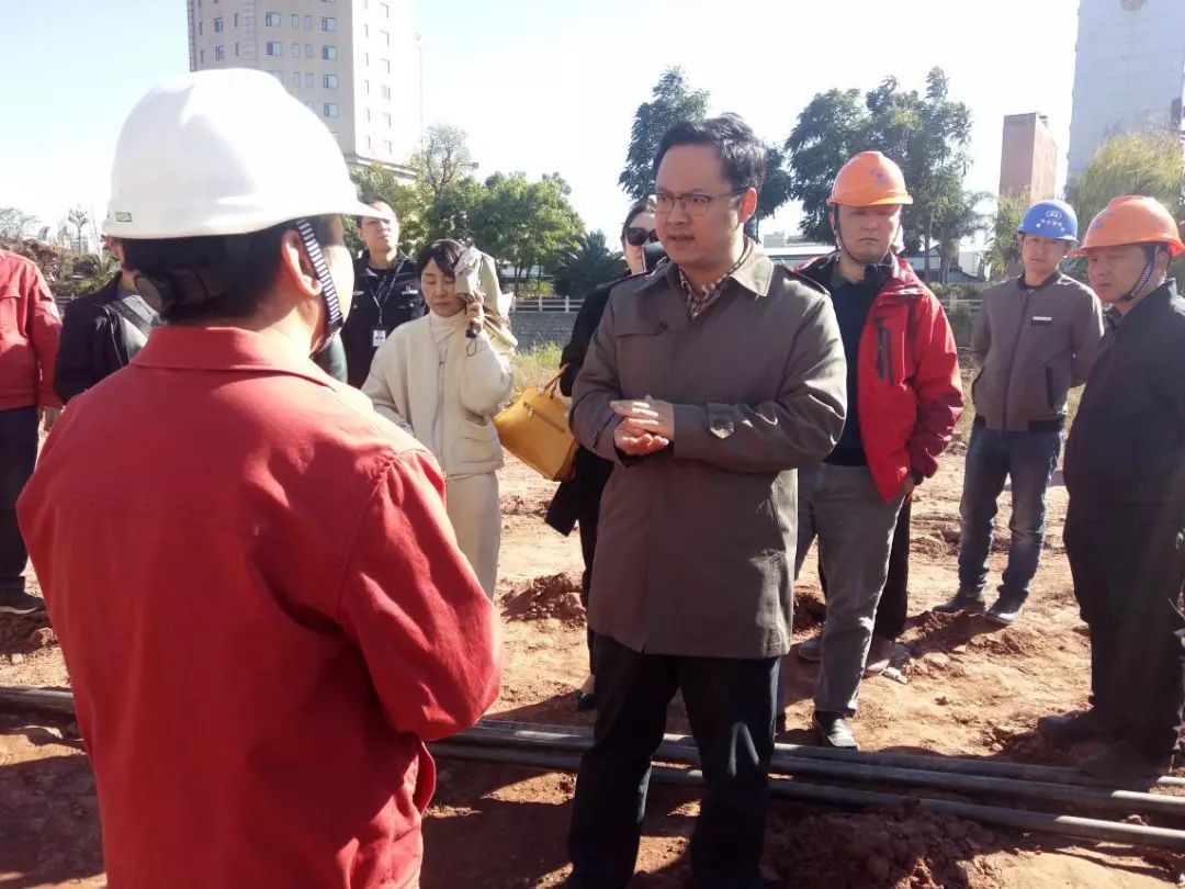 区领导带队走访慰问驻村工作队,局领导分别慰问驻村干部