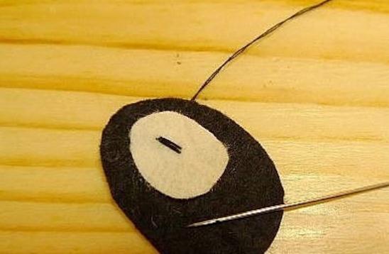 用袜子娃娃保持内心的孩子气，她的创意工坊拥有十几家代理商