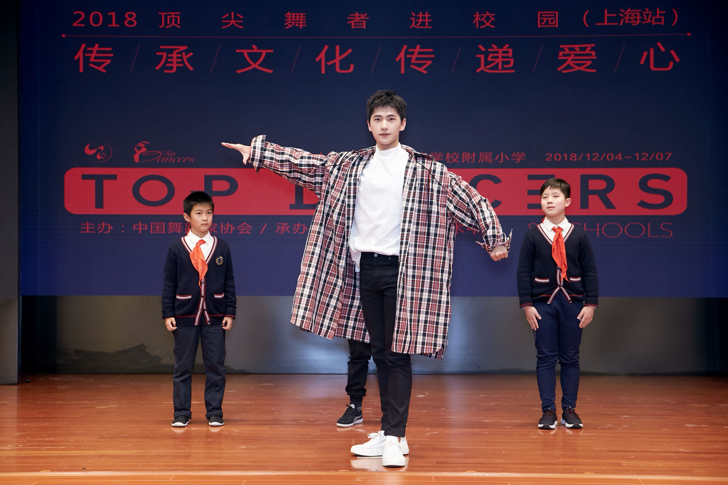 杨洋高光时刻句子,18岁杨洋最新视频