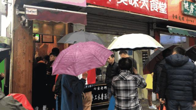 小申亲测｜小申亲测｜雨天也排长队！魔都这家古早味糕点店突然蹿红，口味么……