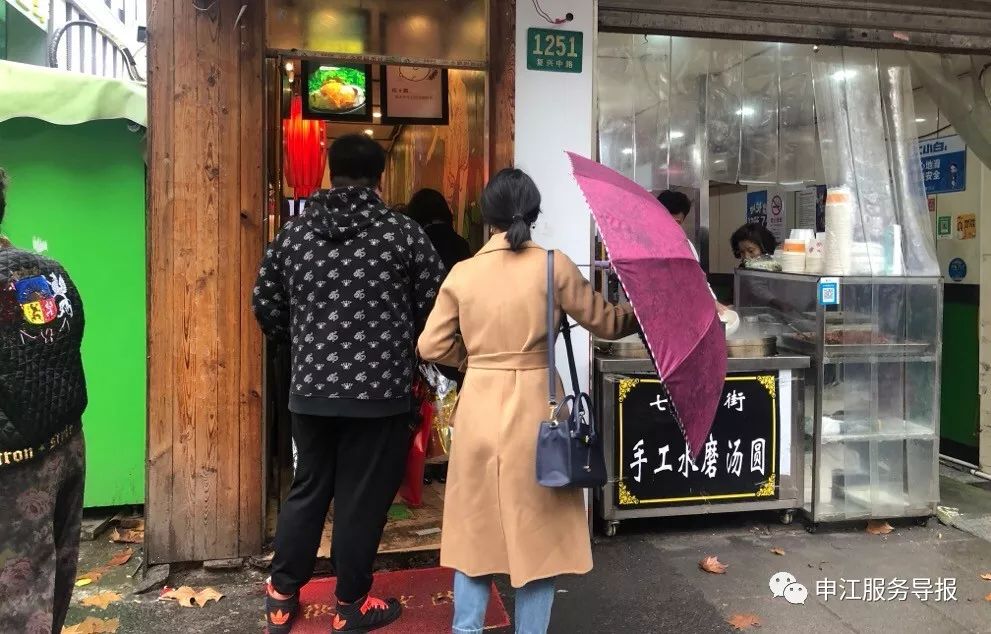 小申亲测｜小申亲测｜雨天也排长队！魔都这家古早味糕点店突然蹿红，口味么……