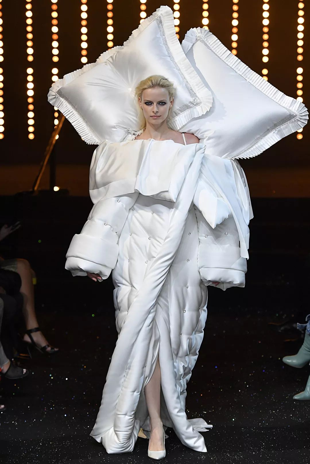 ugg绒绒包,ugg出过透明雪地靴吗