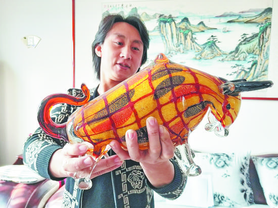 传承琉璃文化 他不靠颜值靠手艺