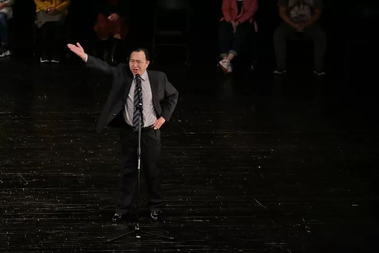 《大众力学》:泡沫般的表演梦滑稽而威严