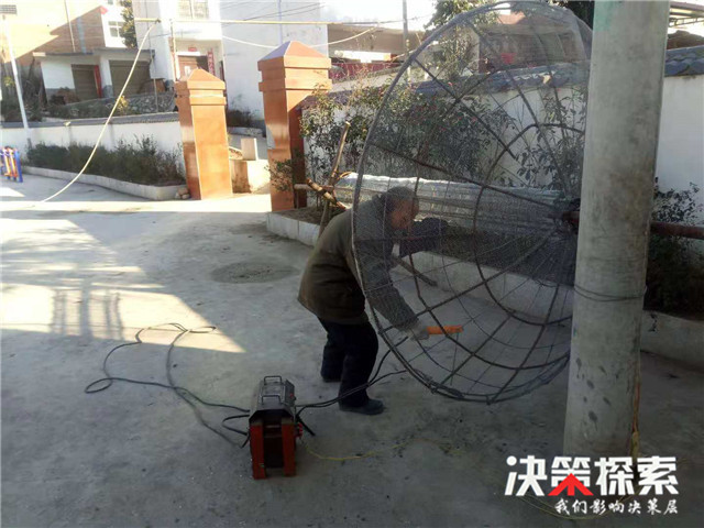 西峡县军马河镇:七旬老翁学技术焊接溅起脱贫花