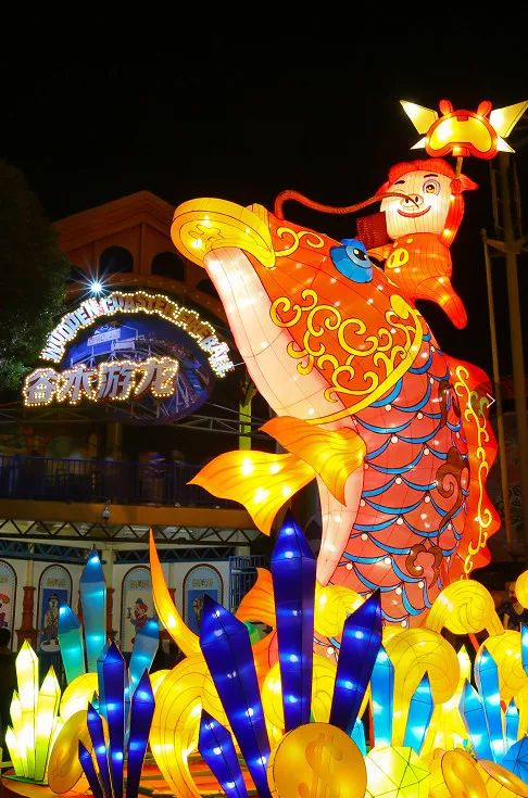 上海欢乐谷嗨翻了!50万㎡华灯齐放、圣诞市集、狂欢盛典,还能与偶像零距离接触……