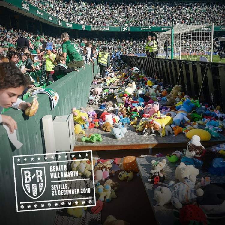 球迷们自发献爱心，西甲赛场下起了一场“玩具雨”