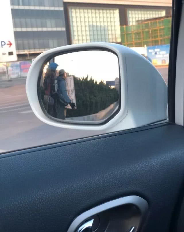 天津现“落难驴友”举牌求助你信吗？买个面包别给他钱