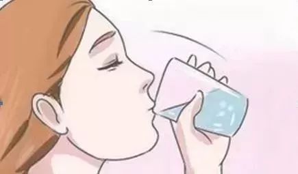 嘴唇干裂起皮出血不用唇膏怎么办,天冷天热嘴唇干裂起皮是唇炎吗