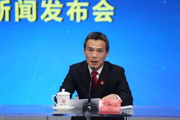 别以为在用手机就没事，同样是赌博，房县8人通过微信参赌被抓