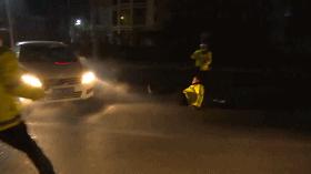 他为什么如此疯狂？“逃跑”+连撞20多米护栏！