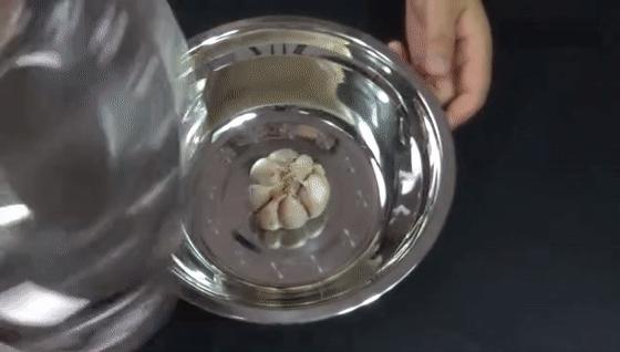 剥大蒜时留几层蒜皮合适,大蒜怎么剥蒜皮