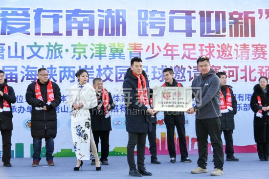 闃冲厜灏戝勾閫愭ⅵ璧涘満,闃冲厜灏戝勾鑱氳禌鍦烘縺鎯呴鎵睍椋庨噰