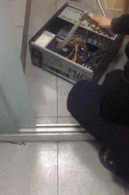 正经GIF囧图:女人不要和男人比骚,地铁上的泳装让人把持不住