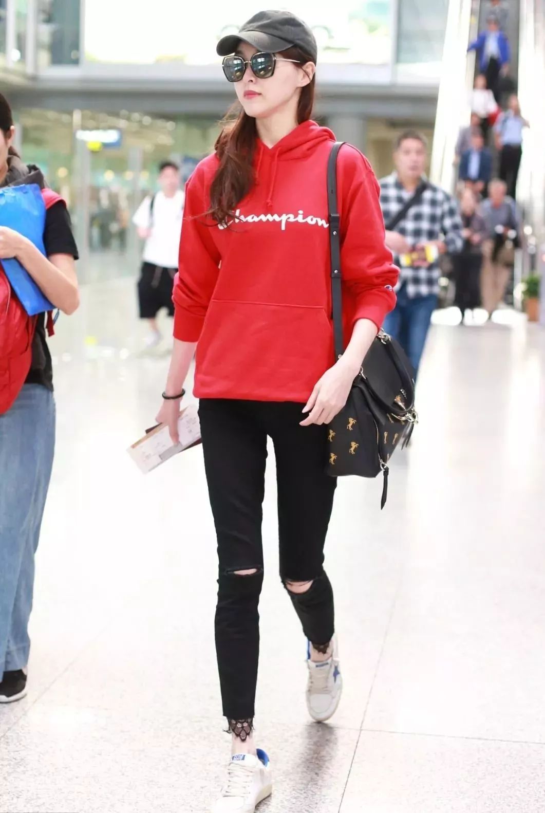 李宇春易烊千玺演绎时代感,易烊千玺穿中国红