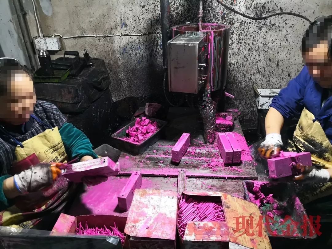 一块钱眼线笔真的假的,一元眼线笔生产过程图片