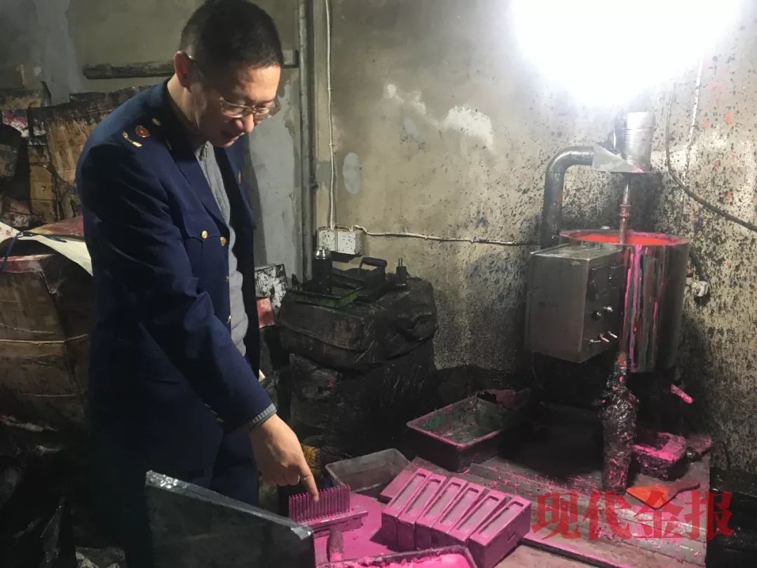 眼线笔成本不到一元,仿冒大牌的眼线笔