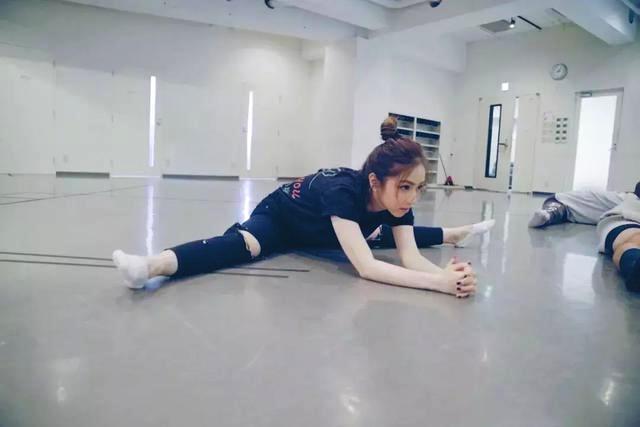 邓紫棋再次穿皮裤造型好霸气,邓紫棋皮裤穿搭图片