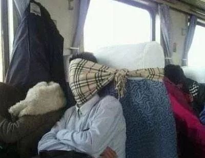 买到站票怎么办？俩女孩竟在火车过道……