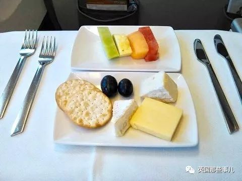 小哥带网友点评世界各地的飞机餐……壕无人性的卡塔尔果然10分