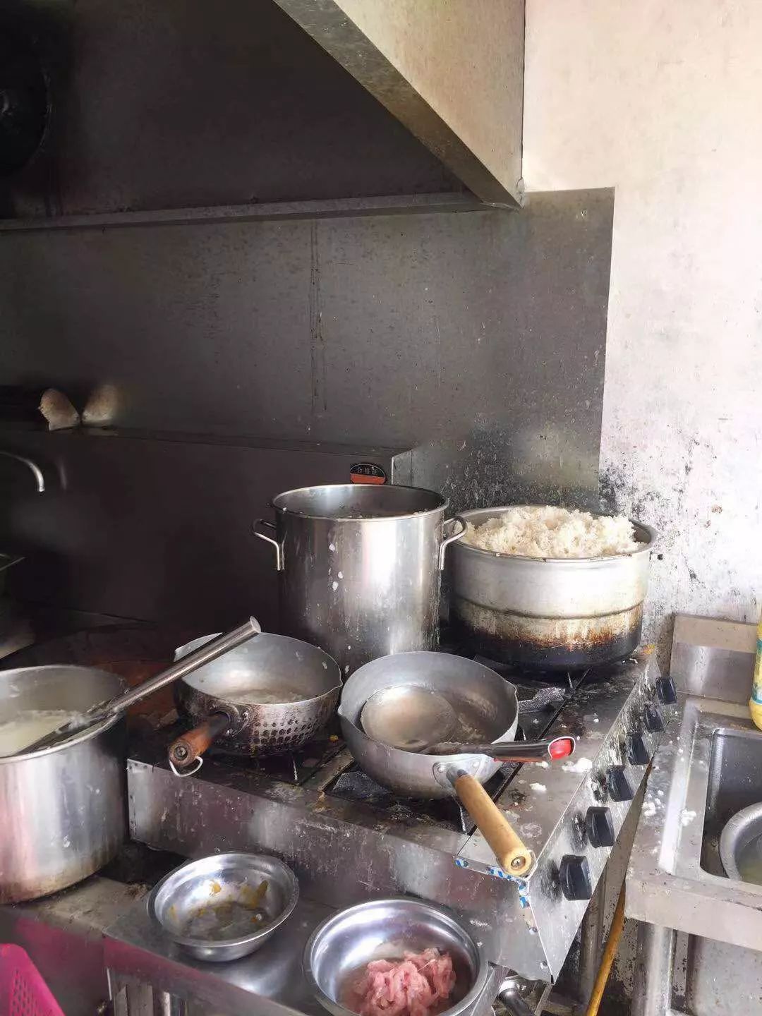 脏、乱、差，看了想吐！厦5家外卖被点名通报，80多家下架！有你常点的吗……