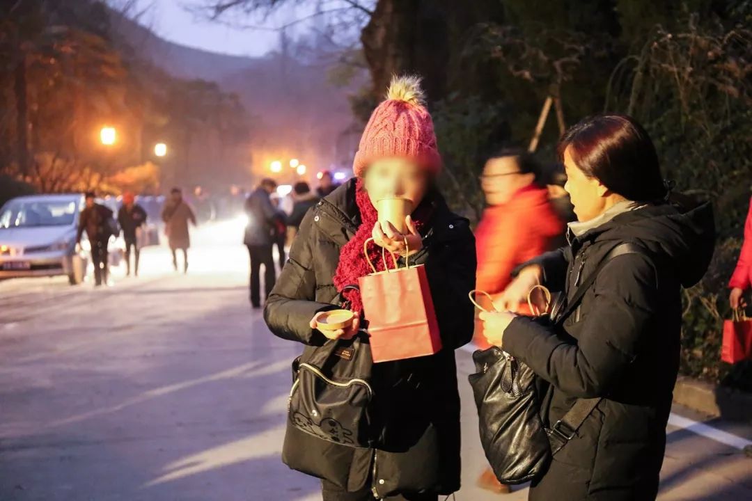 今天鸡鸣寺人还多么,今晚鸡鸣寺人多吗
