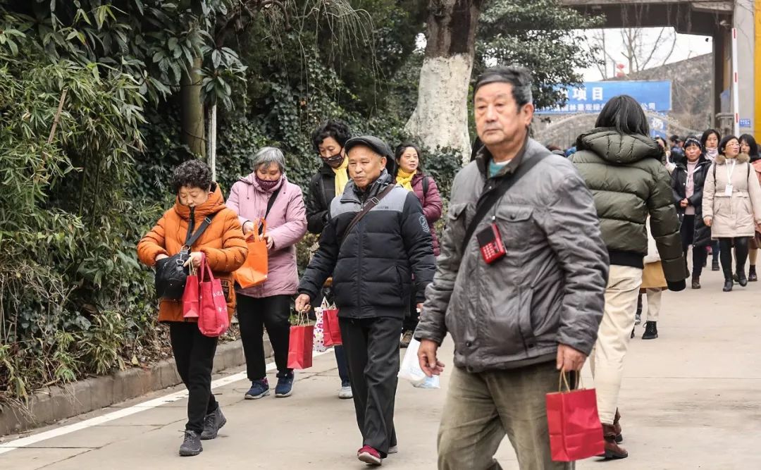 今天鸡鸣寺人还多么,今晚鸡鸣寺人多吗