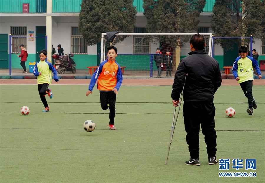 瘸腿的体育老师,瘸腿足球教练