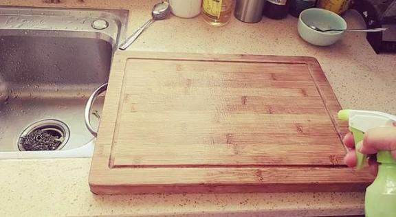 菜板发霉“黑乎乎”怎么办？教你正确的做法，立马干净如新