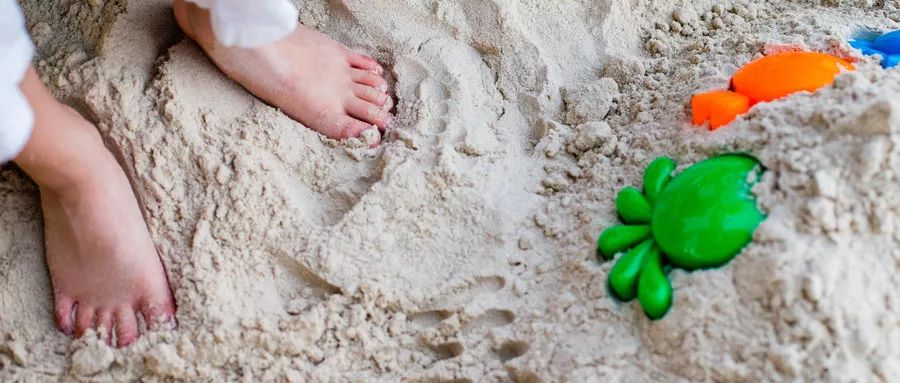 「注意」寒假带孩子去海边玩？那可要小心孩子玩沙土！