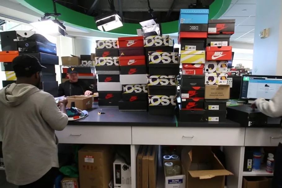 nike带有科技感的跑鞋,nike如何辨别真假黑标白鞋