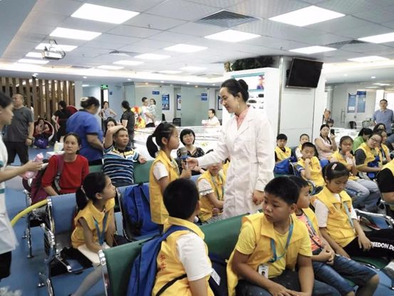 儿童眼睛手术政府补贴,家长摘孩子眼镜