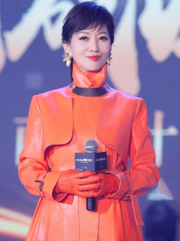 65岁赵雅芝白衬衫彩虹裙不老女神,赵雅芝63岁依然优雅长裙浪漫唯美