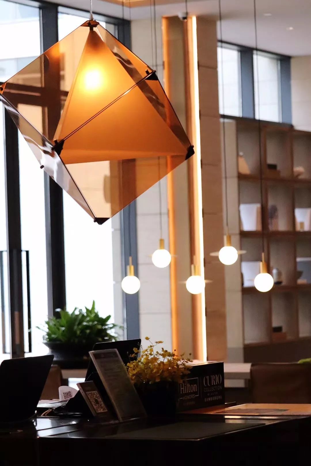 文艺渔村中的海上浮城，希尔顿旗下这家设计感满分的小鲜肉酒店，颜值爆炸！