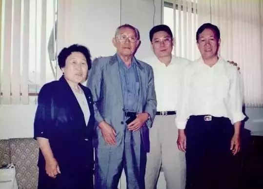 19岁败光1个亿,19岁赔光1个亿43年后成首富