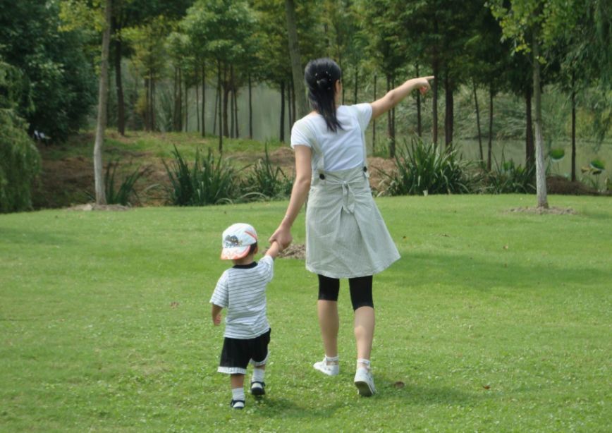孩子喜欢打人尖叫正常吗,小孩喜欢动手打人是为什么