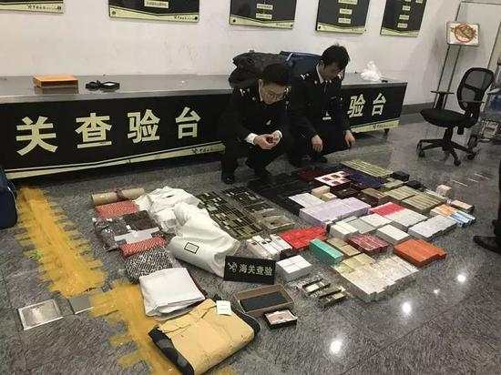 女子过安检包被人拿走,女子过安检行李被曝光