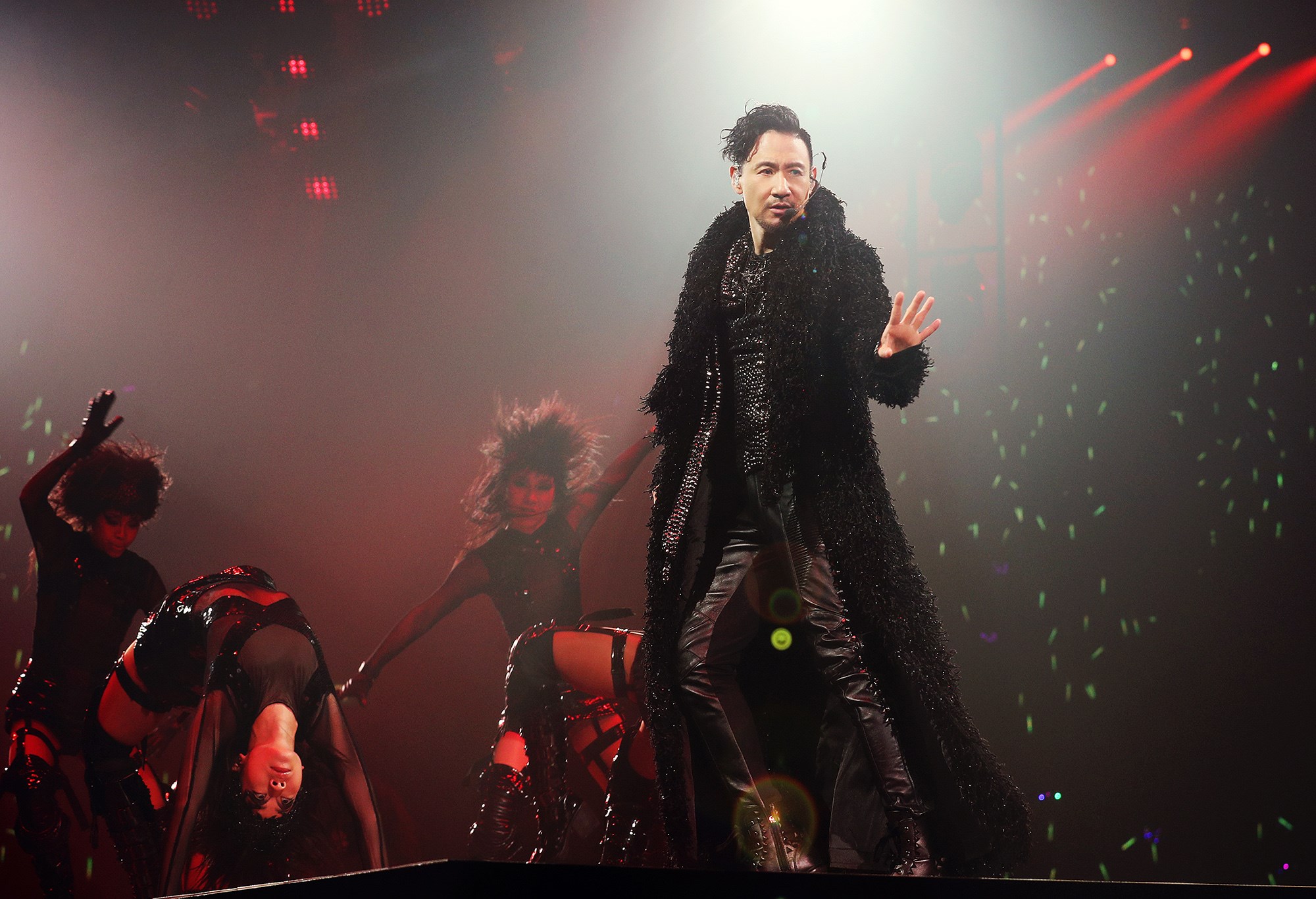 世界巡演233场刷新世界纪录烙下圆满印记学友行善不遗余力香港站筹得过百万善款赠予中医疗服务